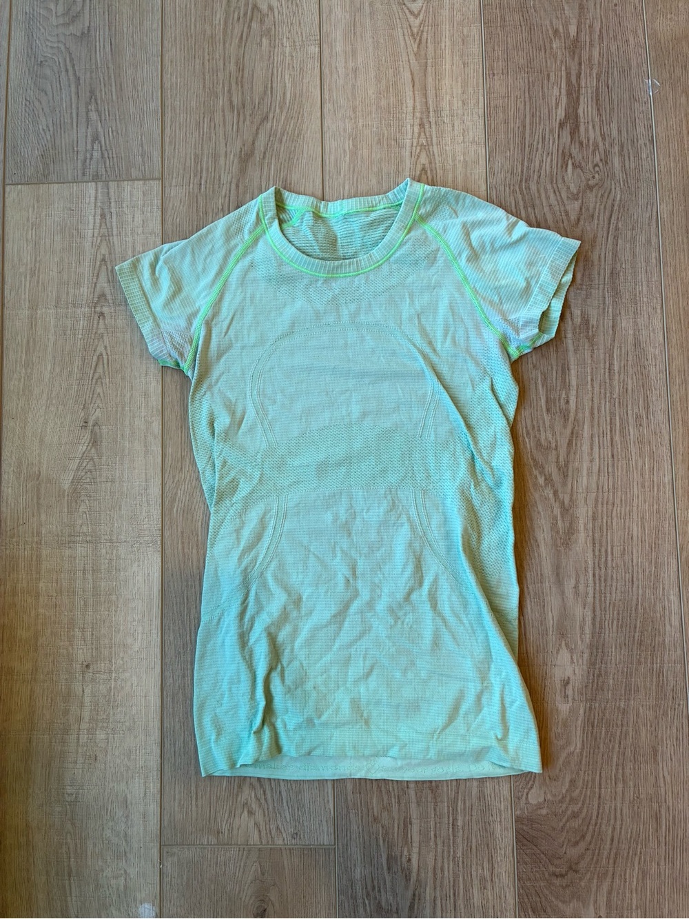 Lululemon Light Mint Green Short Sleeve Athletic Tee lightweight stretchy Small